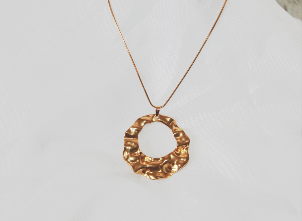 BELL HOOKS Colar dourado com círculo pendente