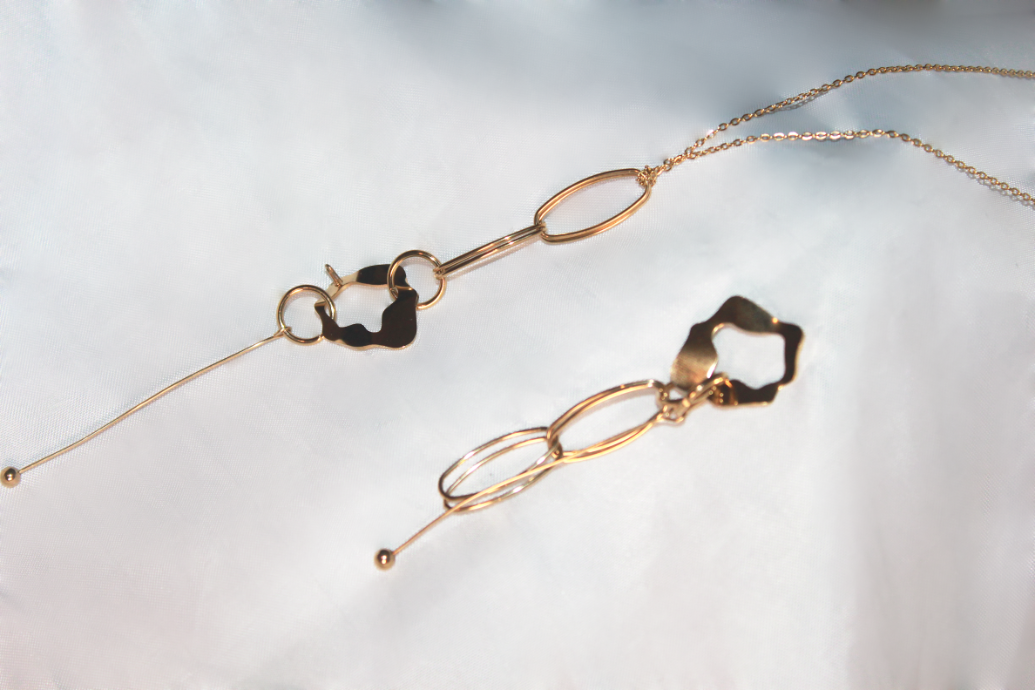 MARIE CURIE Colar dourado com argolas em pendente