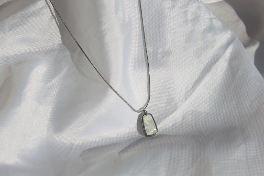 VISIONARY Silver thread with a white-pearl rectangle