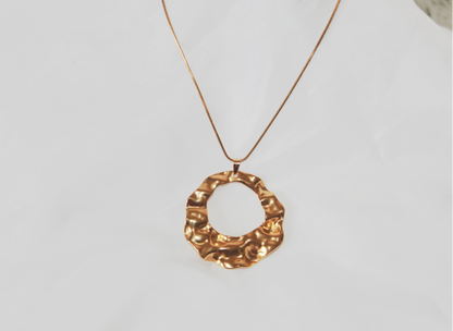 BELL HOOKS Colar dourado com círculo pendente