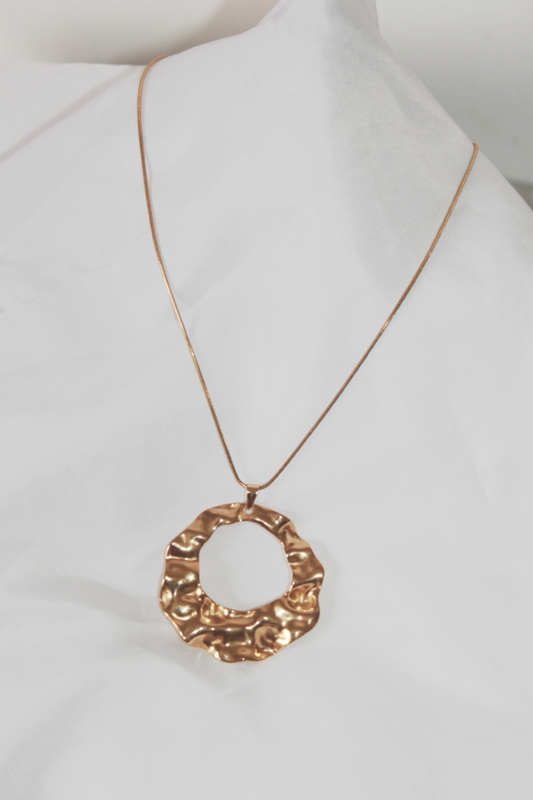 BELL HOOKS Colar dourado com círculo pendente