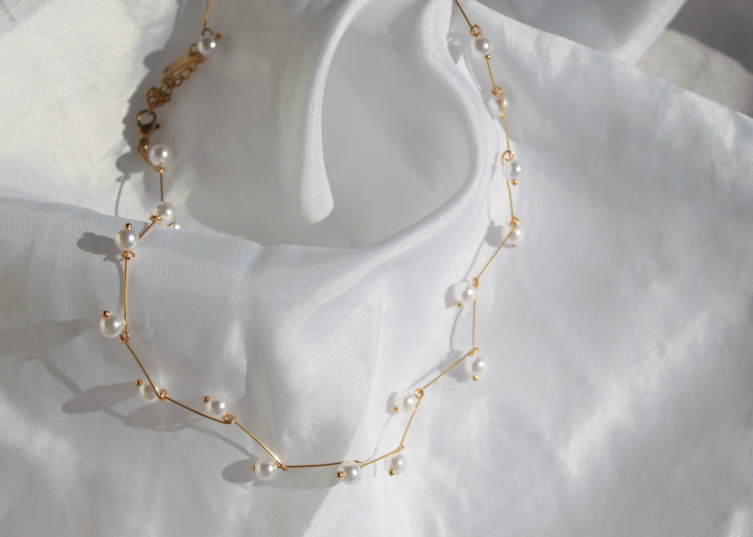 CLARITY Constelation necklace with white pearls