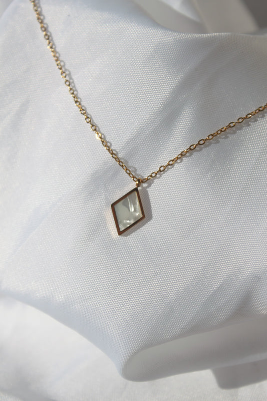 GRACIOSIDADE Fio dourado com detalhe em forma de diamante de pérola branca