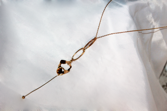 MARIE CURIE Colar dourado  com argolas em pendente