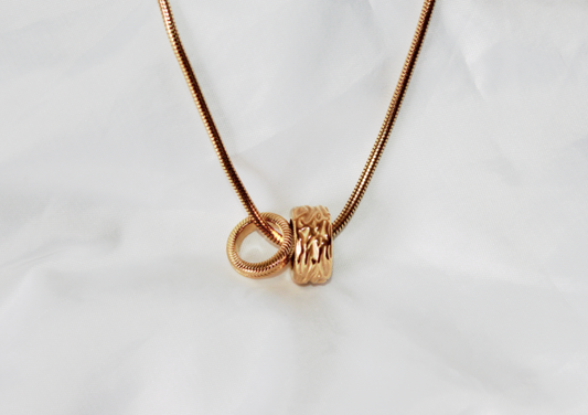MAYA ANGELOU Colar dourado com duas argolas