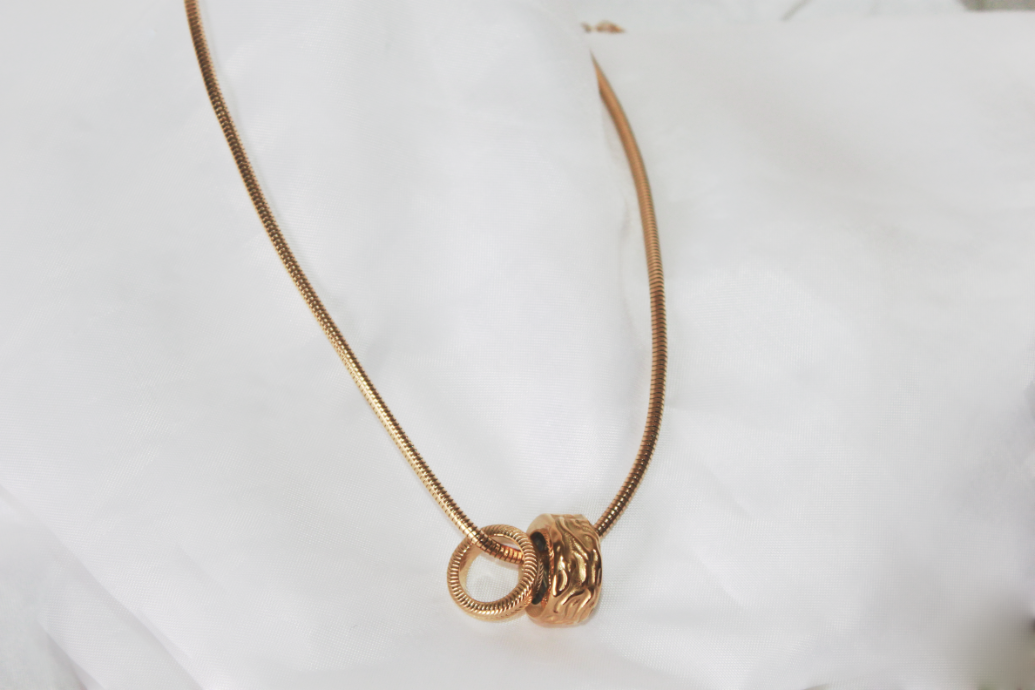MAYA ANGELOU Colar dourado com duas argolas