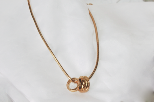 MAYA ANGELOU Colar dourado com duas argolas