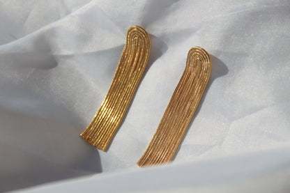 SABEDORIA Brincos de franjas douradas 