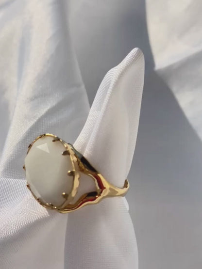  FOCO Anel dourado com pedra branca